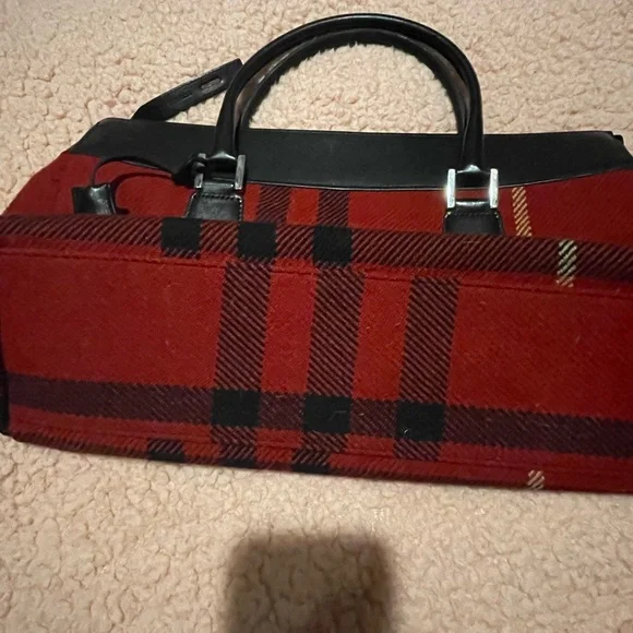 BURBERRY TOTE. FUN FLANNEL DESIGN INCLUDED FOR THE LOCK. Multiple pockets - Picture 3 of 10